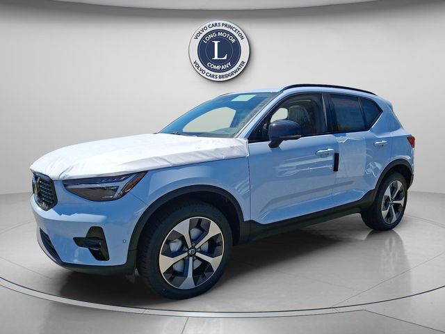 White (Cloud) 2026 Volvo XC40 SUV / Crossover All-Wheel Drive Automatic