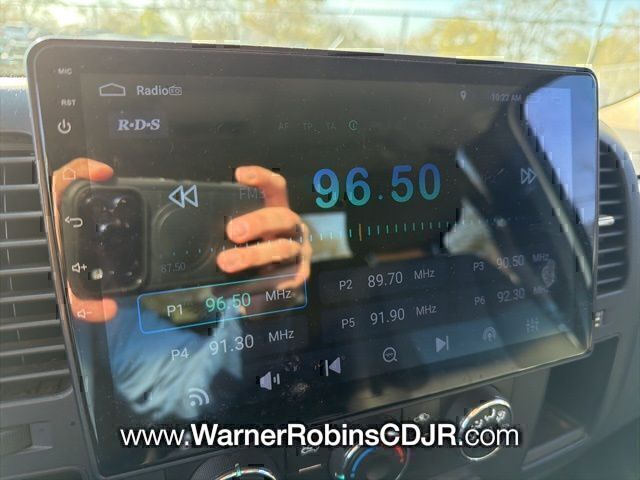 Used 2010 White GMC SLE image 11