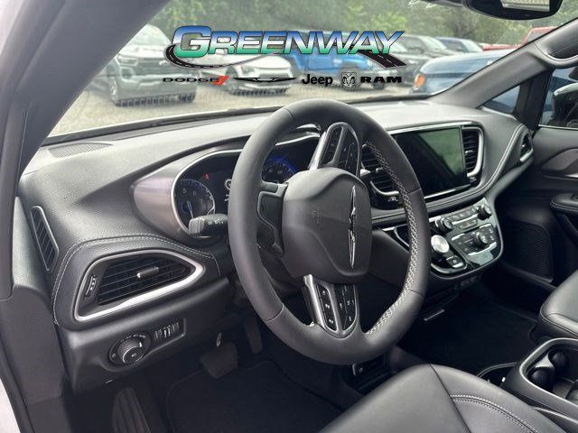 Used 2025 White Chrysler Select image 10