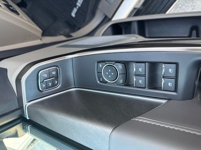 2024 Ford F-150 Platinum:B02556