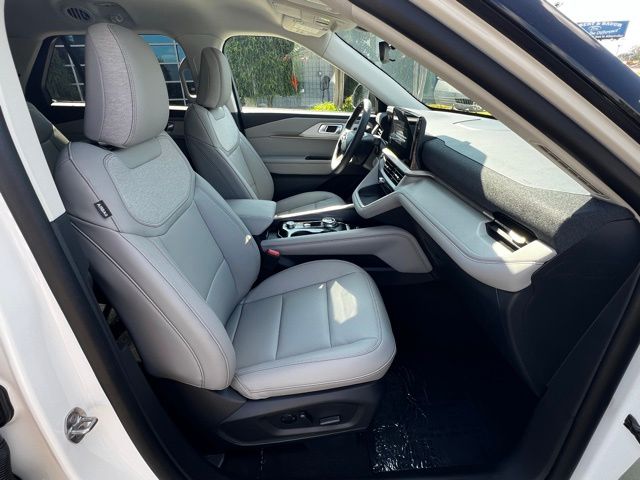 2025 Ford Explorer Active photo