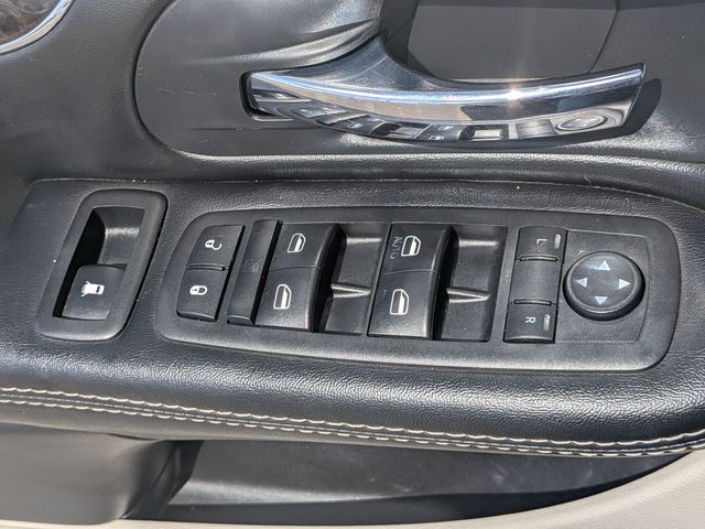 2015 Chrysler Town & Country - Image 15