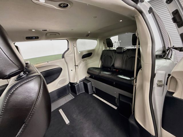 Used 2024 Chrysler Pacifica Van