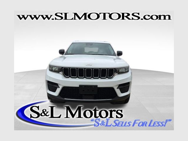 Bright White Clearcoat 2023 Jeep Grand Cherokee Laredo 4WD SUV / Crossover Four-Wheel Drive 8-Speed Automatic