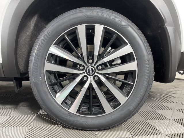 2025 Everest White Pearl Tricoat Nissan Pathfinder Platinum 4X4 SUV