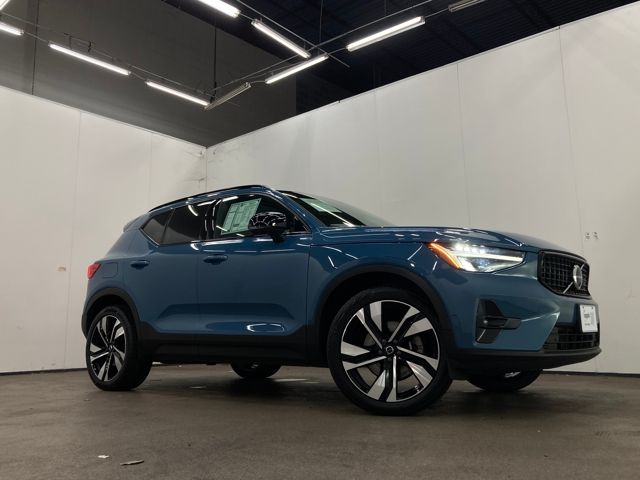 2023 Volvo XC40 B5 Plus Dark Theme