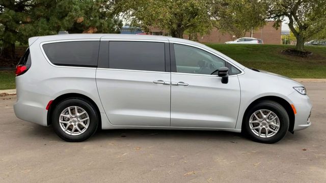 2024 Chrysler Pacifica Touring L 9