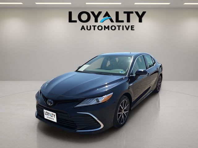 2021 Toyota Camry XLE Hybrid's photo