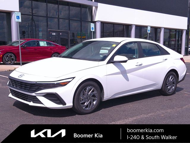 White 2024 Hyundai Elantra SEL FWD Sedan Front-Wheel Drive Continuously Variable Transmission