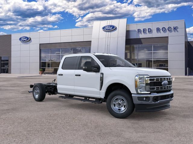 Oxford White 2026 Ford F-350 Super Duty Chassis Pickup Truck Four-Wheel Drive Automatic