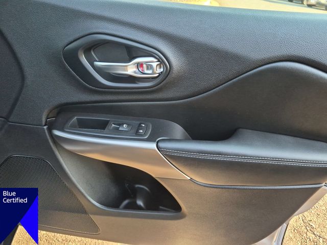 Used 2020 Silver Jeep Latitude image 32