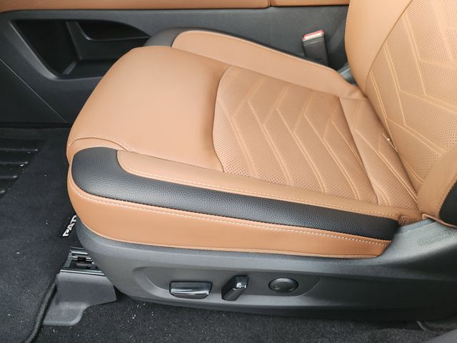 2025 Nissan Pathfinder Platinum photo 14