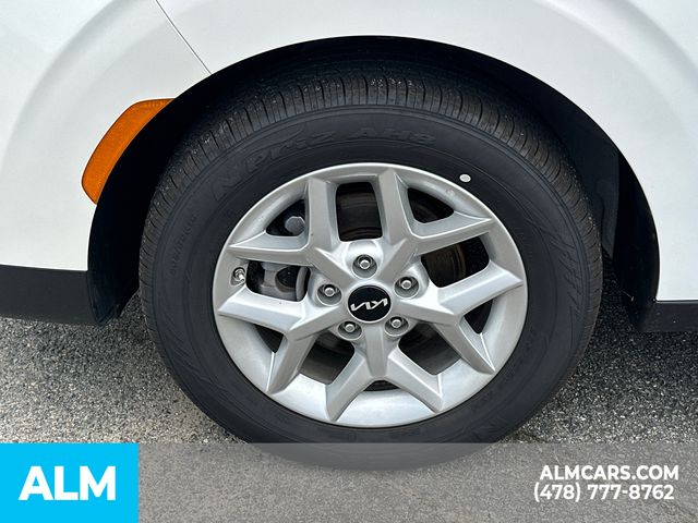 Used 2025 White Kia  image 12