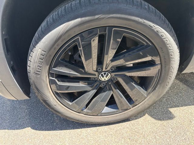 2023 Volkswagen Atlas Cross Sport 2.0T SE w/Technology White at Sutliff Volkswagen