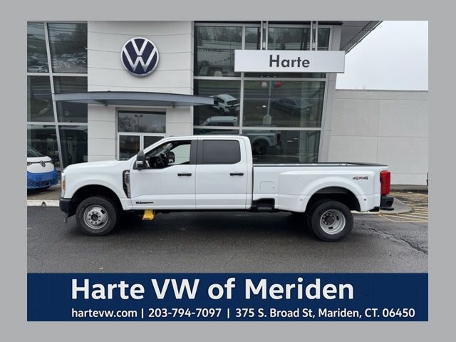 Oxford White 2023 Ford F-350 Super Duty XL Crew Cab LB DRW 4WD Pickup Truck Four-Wheel Drive Automatic