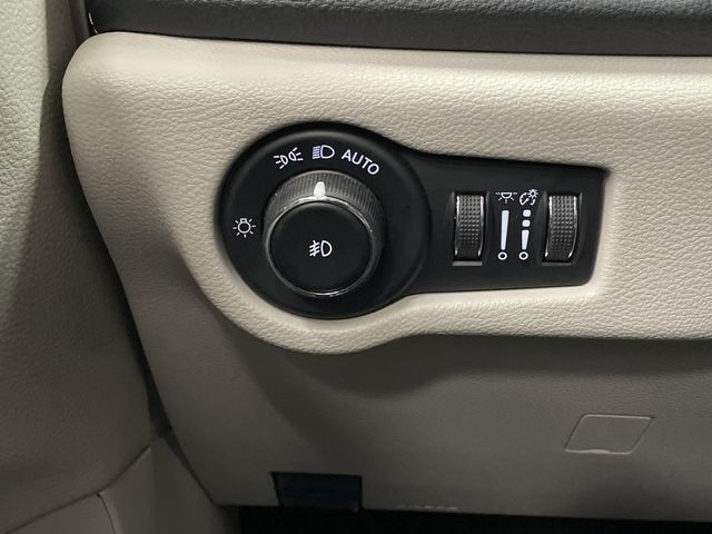 2023 Chrysler Pacifica Touring L photo