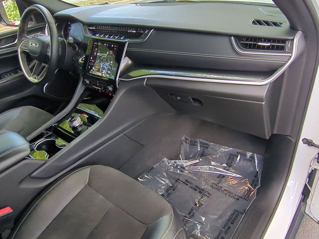 Used 2022 White Jeep Altitude image 37