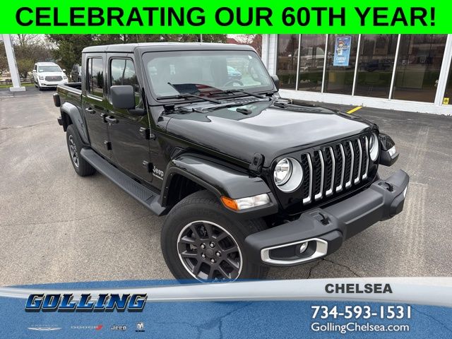 Black Clearcoat 2022 Jeep Gladiator Overland Crew Cab 4WD Pickup Truck Four-Wheel Drive 6-Speed Manual