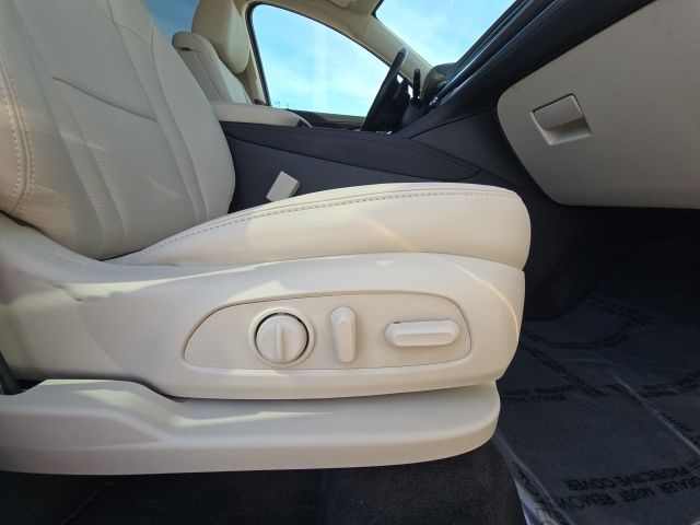 2023 Buick Enclave Essence:C02602