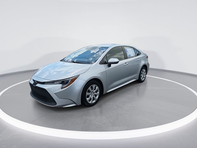 Used 2022 Silver Toyota LE image 4