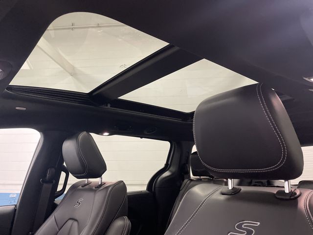 2023 Chrysler Pacifica Touring L photo