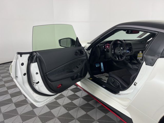 2025 Pearl White Tricoat/Super Black Nissan Z NISMO RWD Coupe