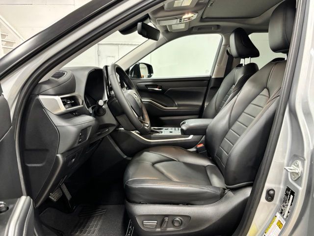 Used 2021 Silver Toyota XLE image 17