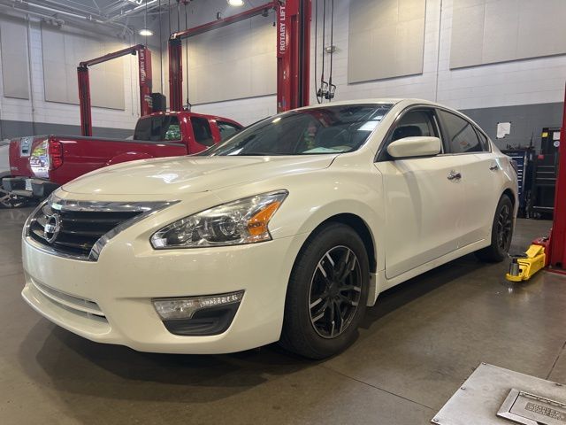 2015 Pearl White Nissan Altima 2.5 S FWD Sedan