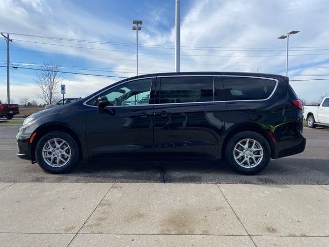 2026 Chrysler Pacifica Select - Diamond Black Crystal Pearlcoat exterior view 8