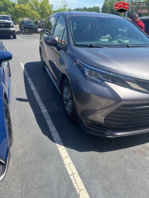2021 Toyota Sienna LE