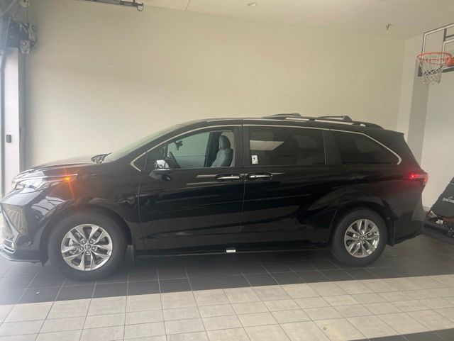 2026 Toyota Sienna XLE 8-Passenger Hybrid FWD's photo