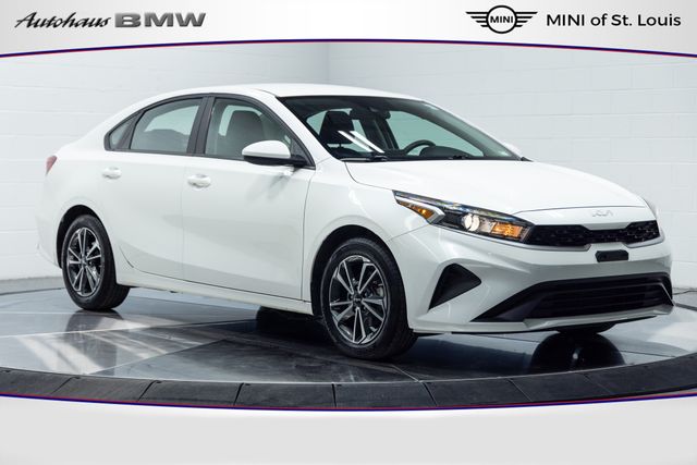 Snow White Pearl 2023 Kia Forte Sedan Front-Wheel Drive Continuously Variable Transmission