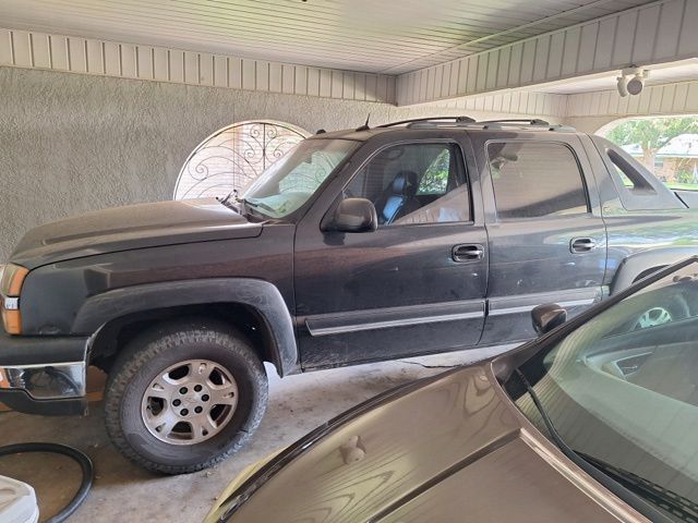 2005 Chevrolet Avalanche Gris (Dark Gray Metallic) Camioneta Tracción trasera 4 velocidades Automática marcha alta
