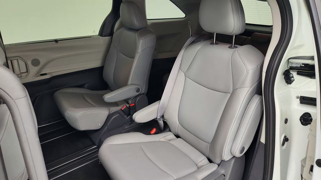 2021 Toyota Sienna XLE White at Community Toyota
