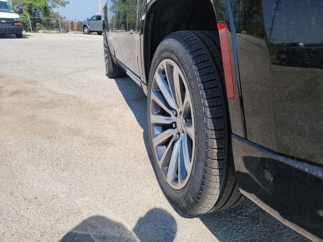 2023 Jeep Grand Wagoneer Base 7