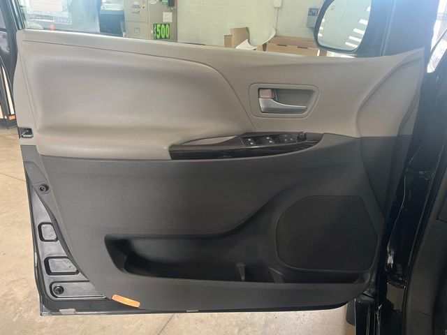 2015 Toyota Sienna XLE photo