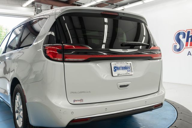 Used 2024 Chrysler Pacifica Van