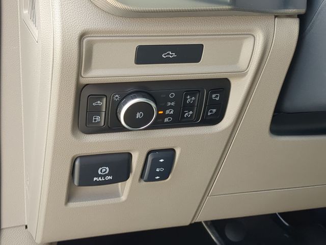 New 2026 Star White Metallic Tri-Coat Ford Platinum® image 20