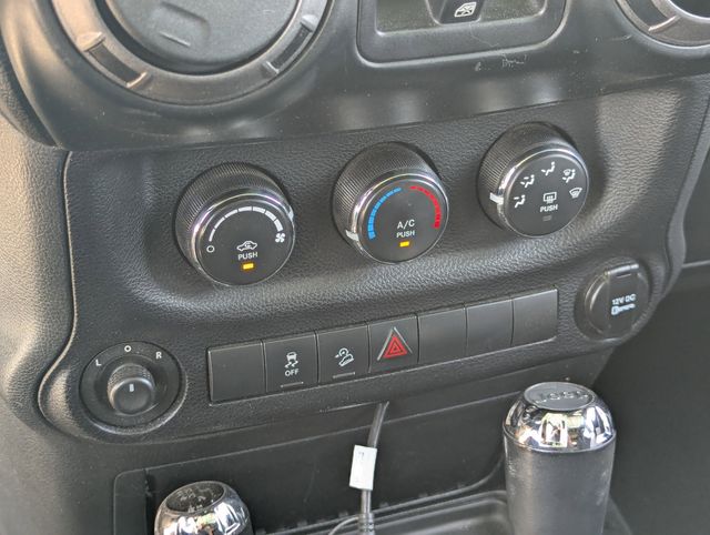 Used 2013 Bright White Clearcoat Jeep Unlimited Sport image 23