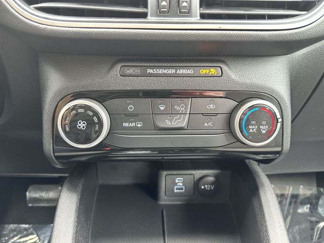 Used 2022 Blue Ford SE image 18