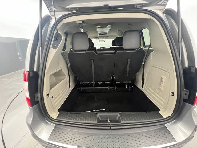 2014 Billet Silver Metallic Clearcoat Chrysler Town & Country Touring FWD Van