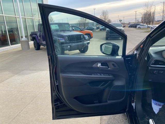 2026 Chrysler Pacifica Select - Diamond Black Crystal Pearlcoat exterior view 9