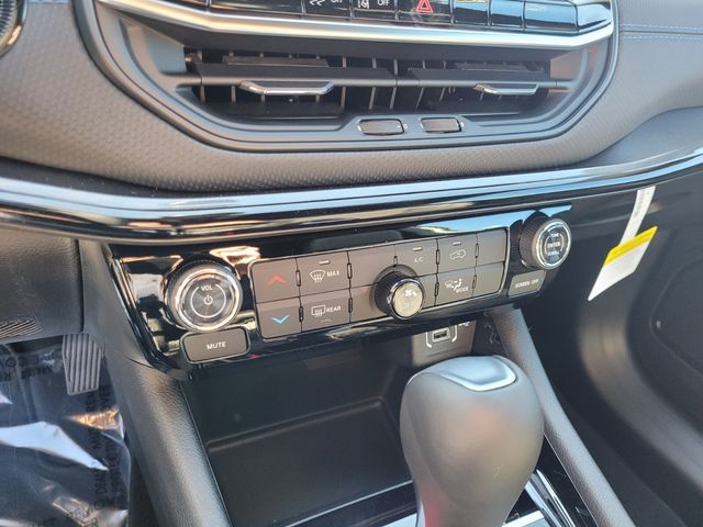 New 2026 White/off-white Jeep Latitude image 25