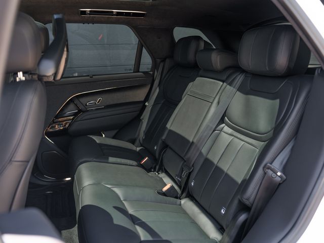 Used 2025  Land Rover Autobiography image 18