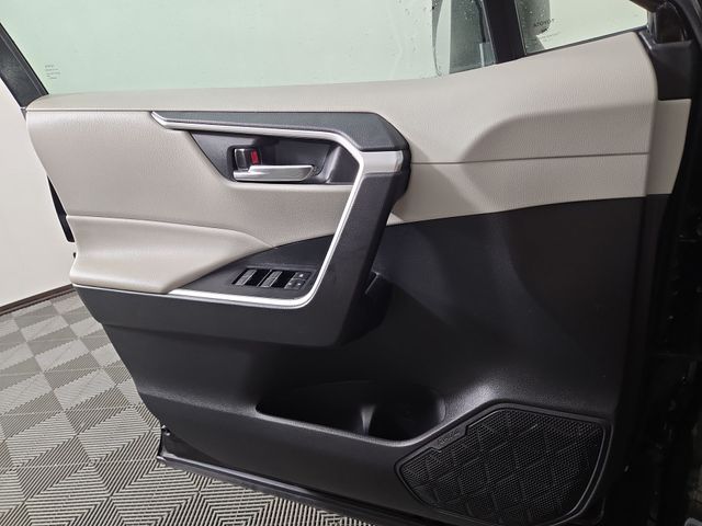 2022 Toyota RAV4 Hybrid XLE photo