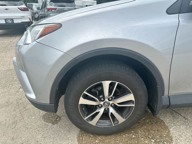 Used 2018 Silver Toyota XLE image 35