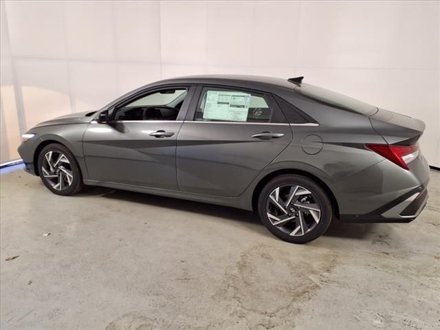 2025 Hyundai Elantra Limited photo