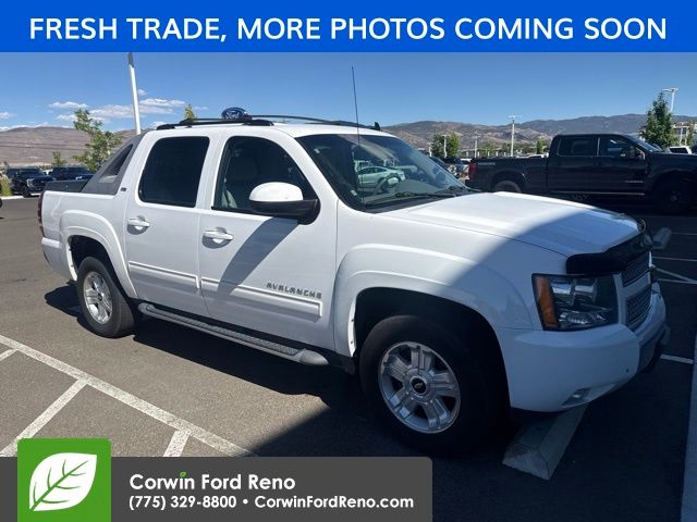Summit White 2011 Chevrolet Avalanche Pickup Truck Four-Wheel Drive 6-Speed Automatic