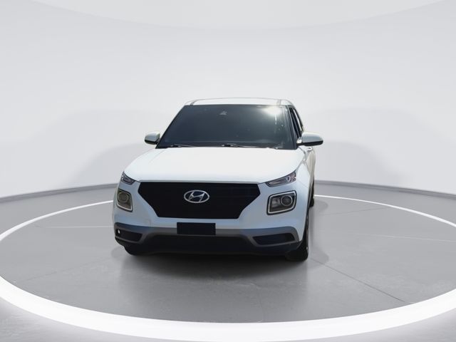 Used 2022 White Hyundai SE image 4