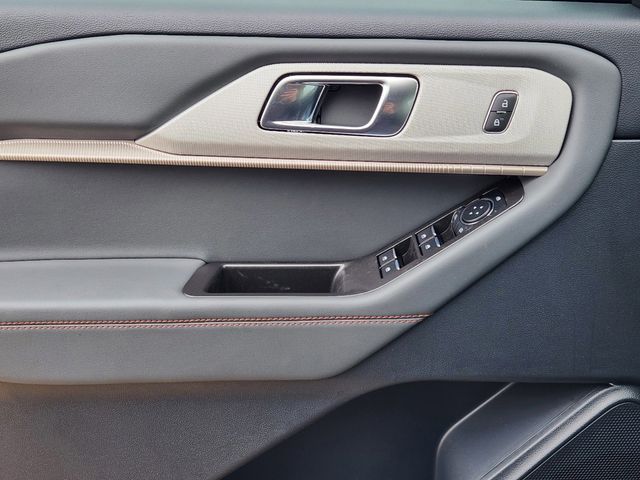 2025 Ford Explorer Active photo